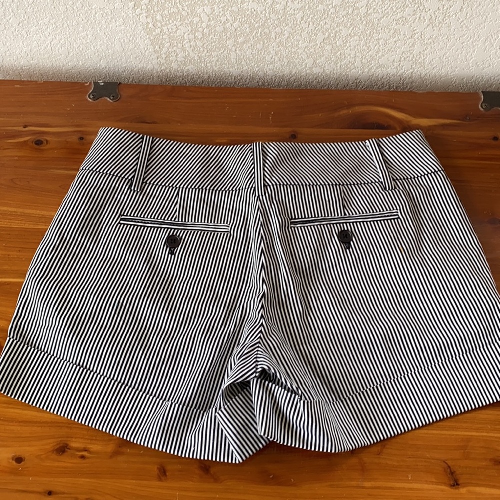 New York & Company striped shorts 0 - Picture 2 of 8